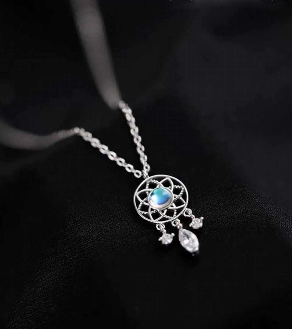 Silver neckpiece