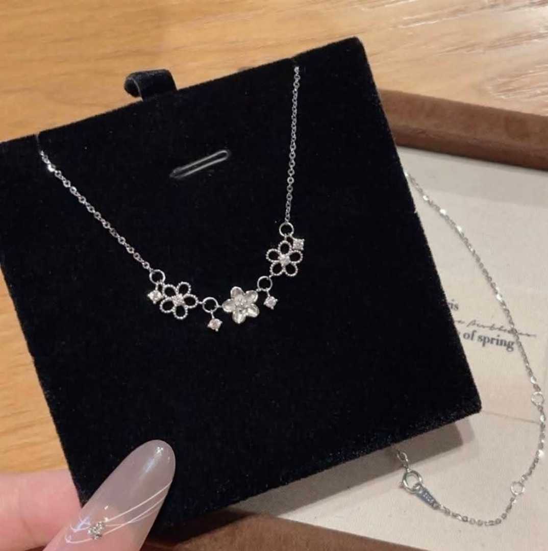 Silver neckpiece