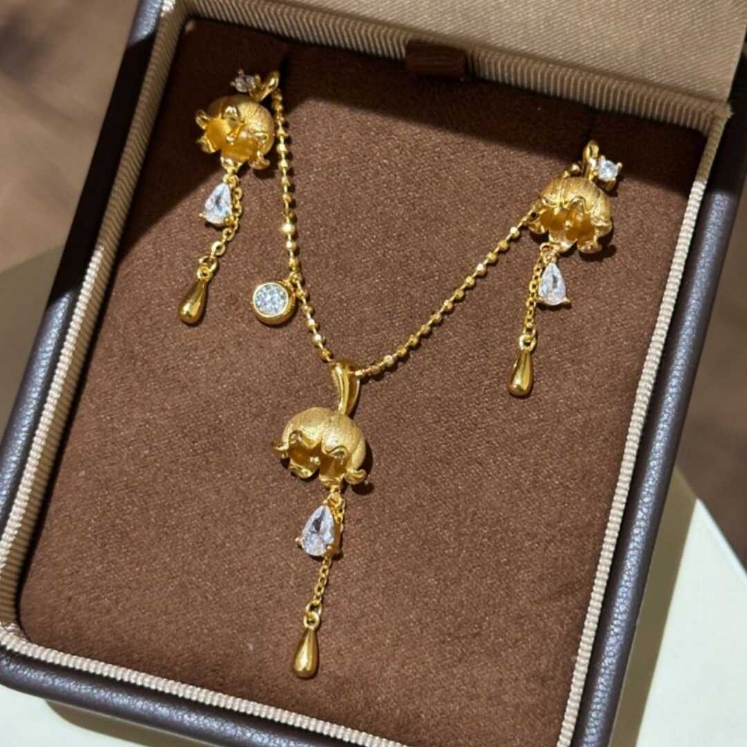 neckpiece set